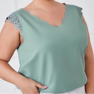 SHEIN Plus Curve Scallop V-Neck Aguilera Lace Detail Top